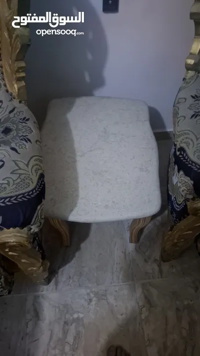 كنب حفر كلاسيكي مع طاولات رخام