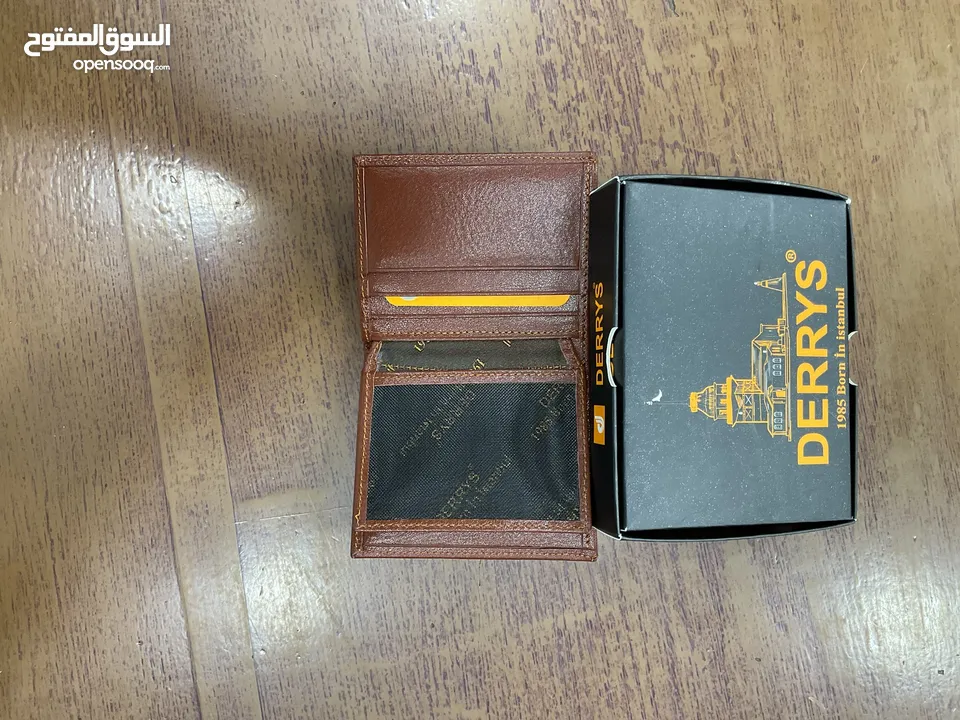 موظفة رجاليه فاحمه تليق بالرجال وجلد طبيعي