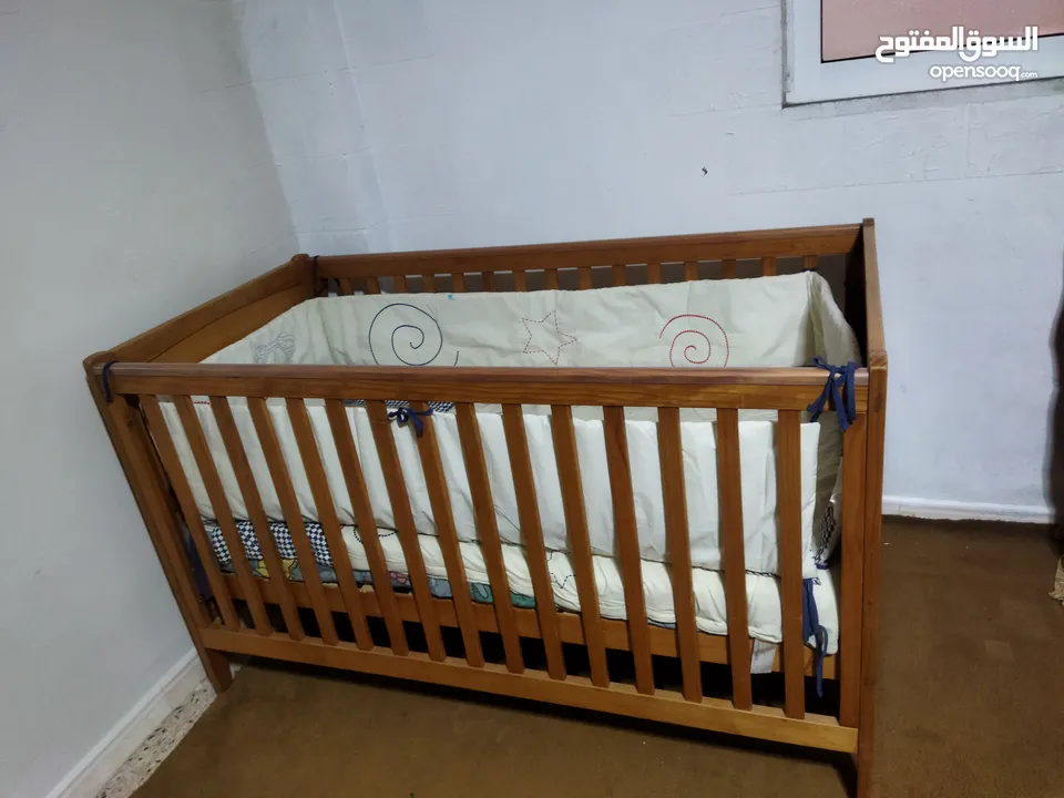 سرير اطفال ماركة  Mothercare  صناعة بريطانيه    أبعاده  140 *70*88