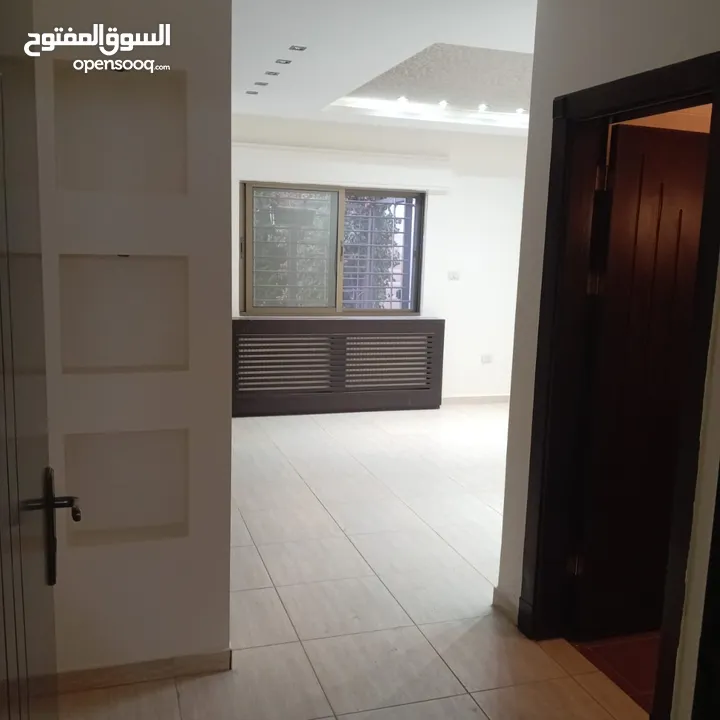 خلدا ـ شقه ارضيه فارغه للايجار ـ 200 متر داخلي  200 متر خارجي + حديقه مشجره - كراج خاص