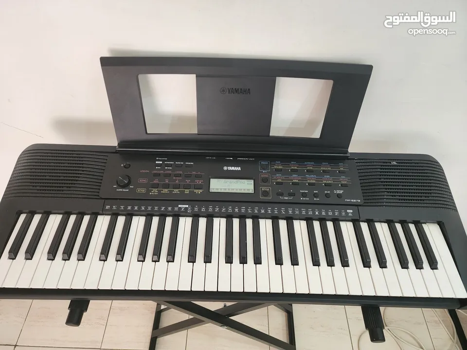 Portable music keyboard Yamaha (PSR-E273)