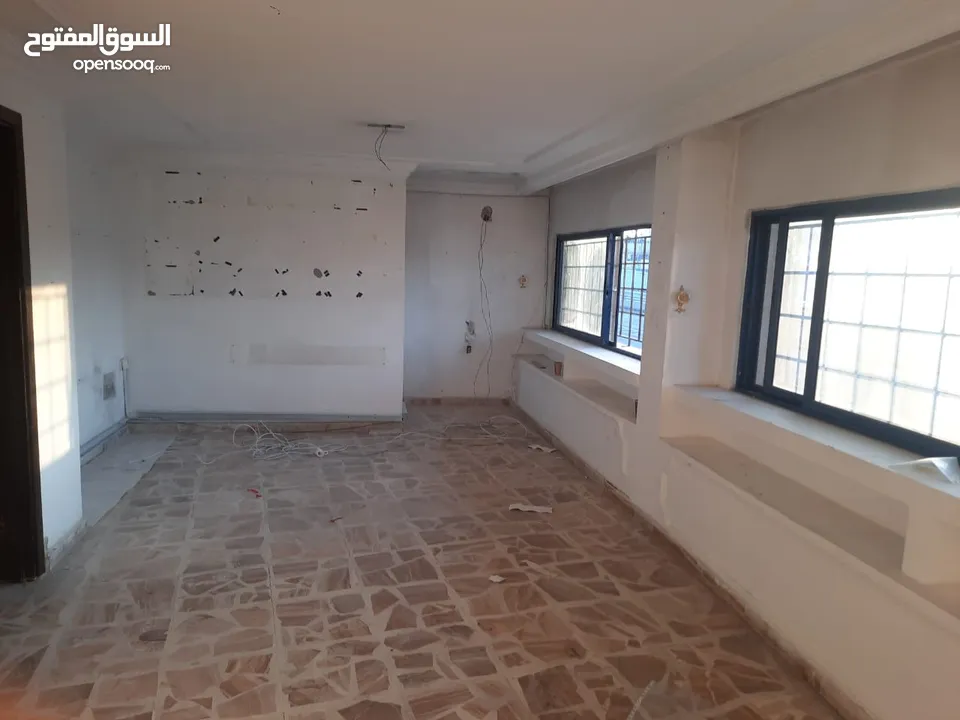 محلات تجارية مؤجرة عدد 4 للبيع تمليك في مرج الحمام على الشارع الرئيسي بمساحة اجمالية 342م