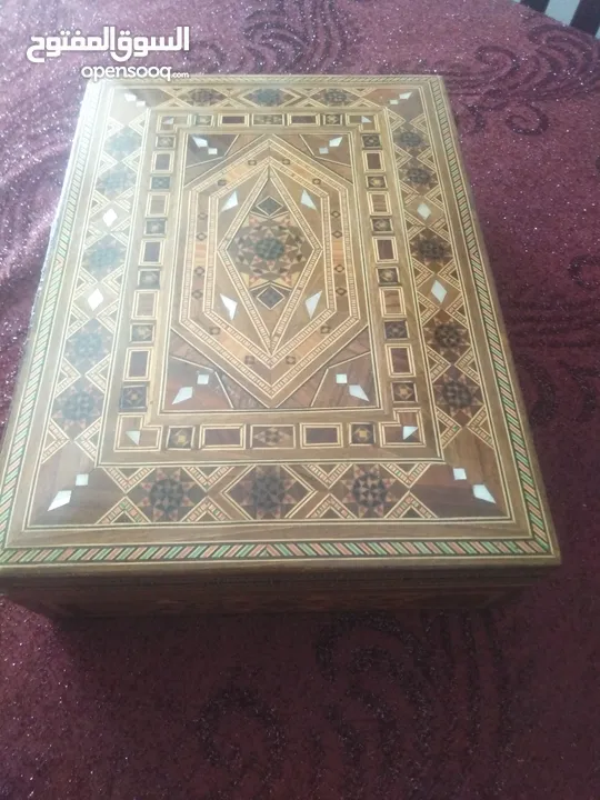 صندوق خشبي مصنوع من الصدف الاصلي صناعة يدوية موزاييك الاصلي السوري مبطن بالمخمل الأحمر مناسب للهدايا