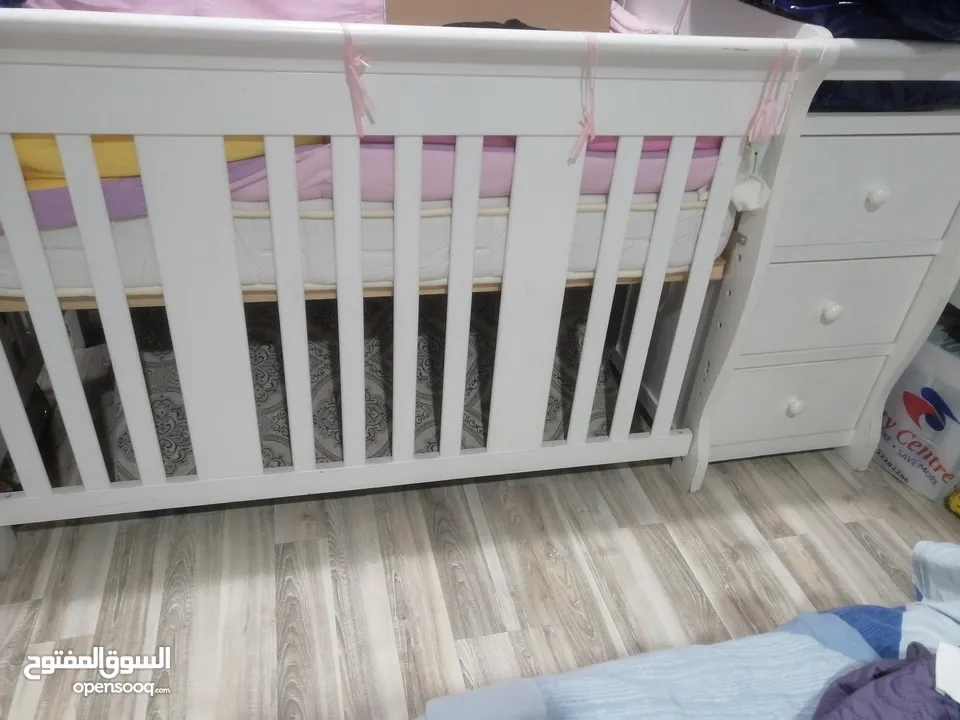 سرير اطفال بحالة ممتازة مع مرتبة البغلي و مع وحدة ادراج