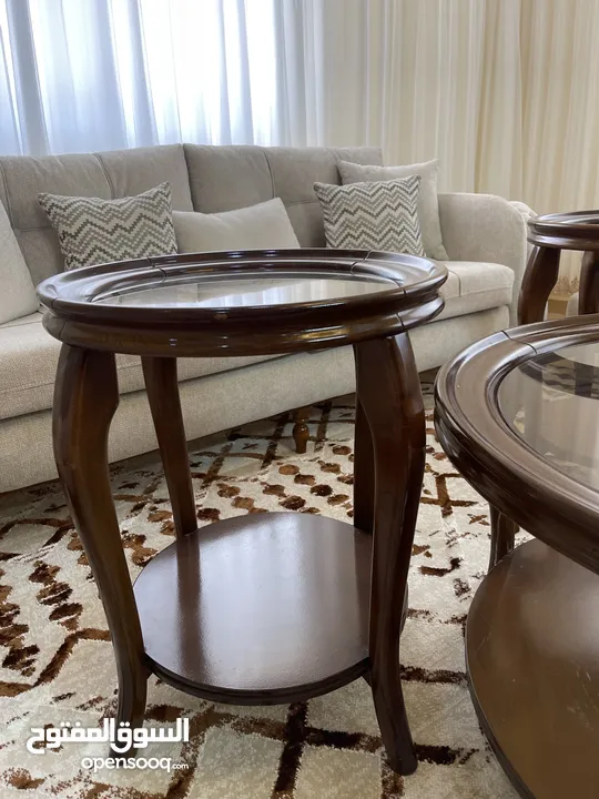 طاولة وسيطة دائرية  مع زاويتين