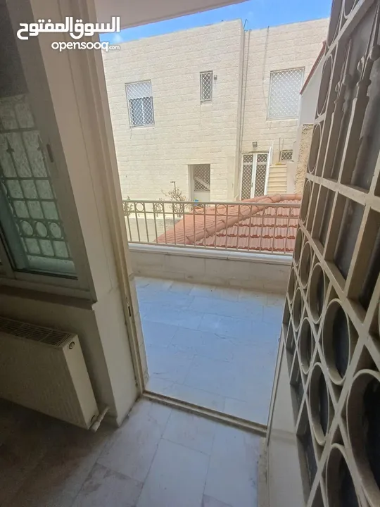 شقة فارغة للإيجار 4 نوم بسعر لقطة في اجمل مناطق خلدا