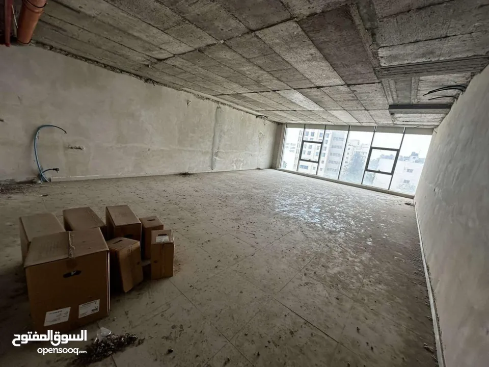 مكتب في وسط شارع ركب مساحته 98 متر مربع للبيع مطل على الشارع الرئيسي