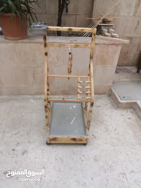 ستاندات ببغاء أحجام وأشكال مختلفة من الخشب ومن المعدن متحركه بعجلات وبدون مع صينية واكواخ كلاب