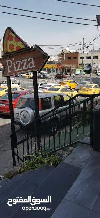 مطعم بيتزا ومعجنات وسناكات مع سيارة المطعم للديلفري