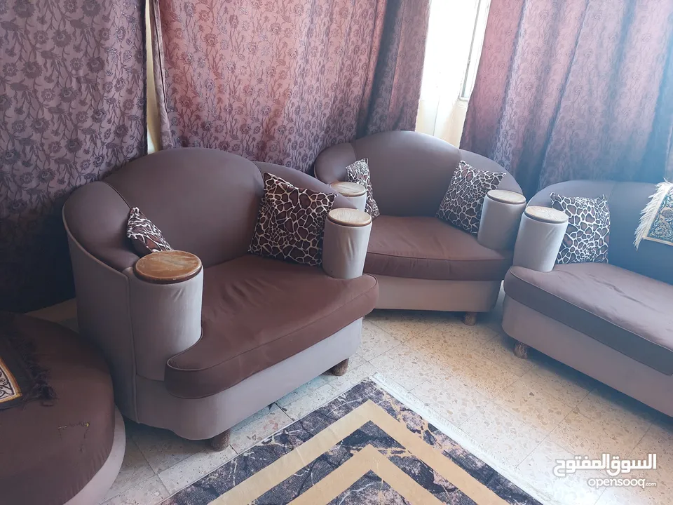طقم كنب خشب ممتاز لا يوجد فيه كنبه تعبانه
