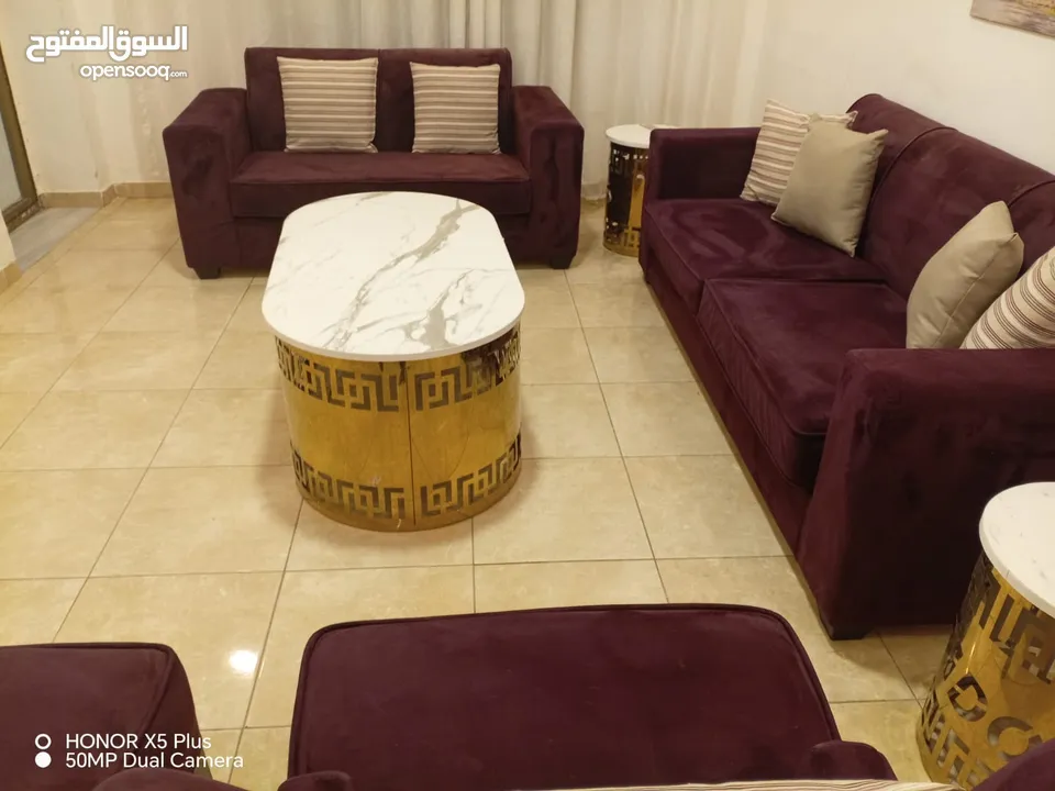 جلسة فاخرة بتصميم عصري وألوان ملكية! طقم كنب متكامل باللون العنابي الغني، قماش مخملي ناعم ومريح