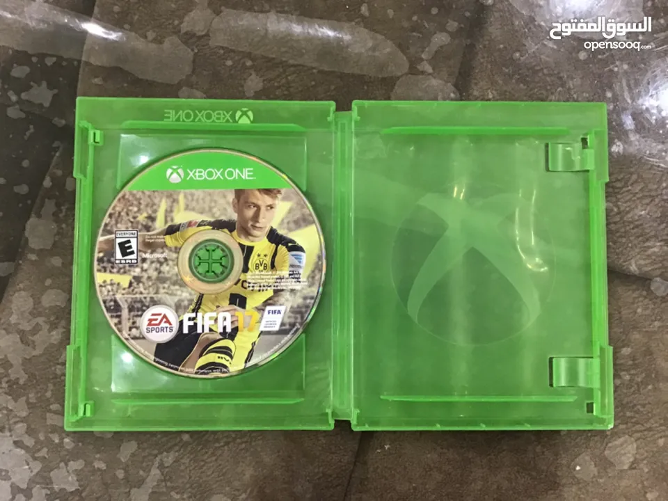 للبيع Xbox one x مع ثلاث اجهزه تحكم و خمس اشرطه