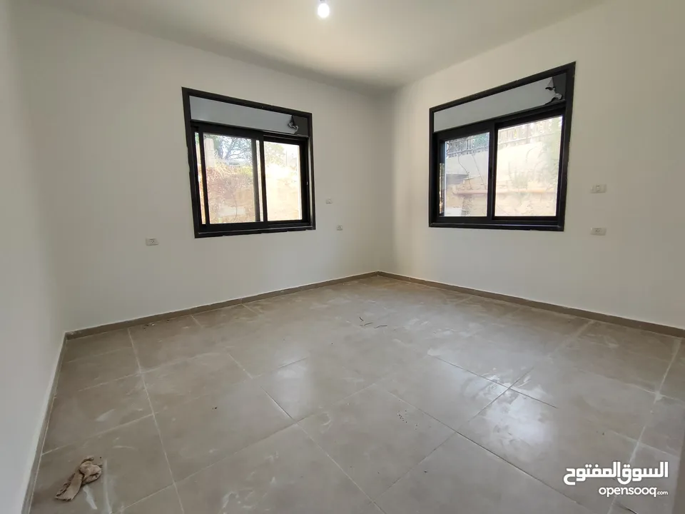 شقة ارضية مع ساحه غير مفروشة للايجار في سردا