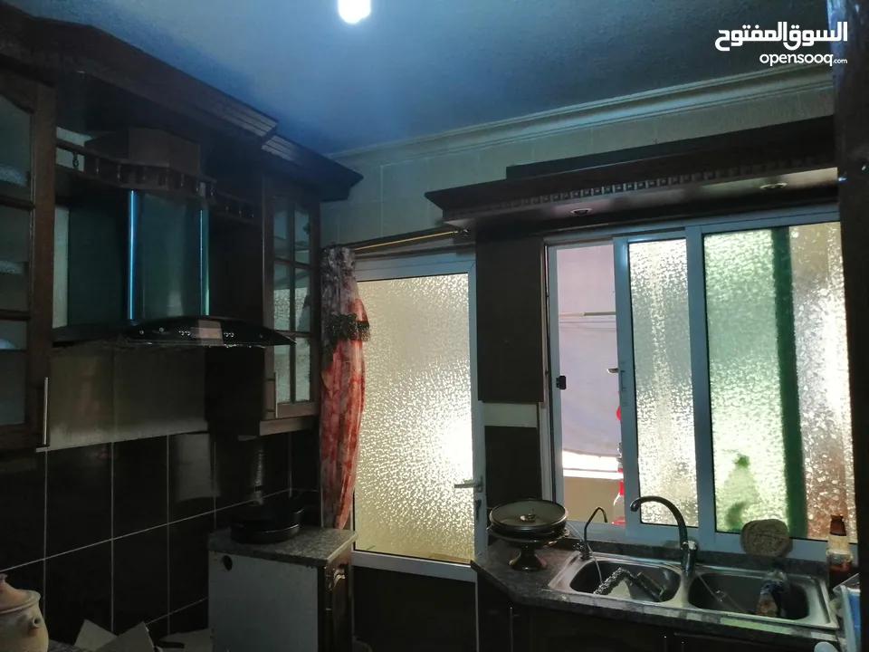 شقة للبيع في ماركا الجنوبية نادي السباق شيك المطار 3 غرف ومطبخ خشب بلوط وصالون و2 حمام وحماية راكبه