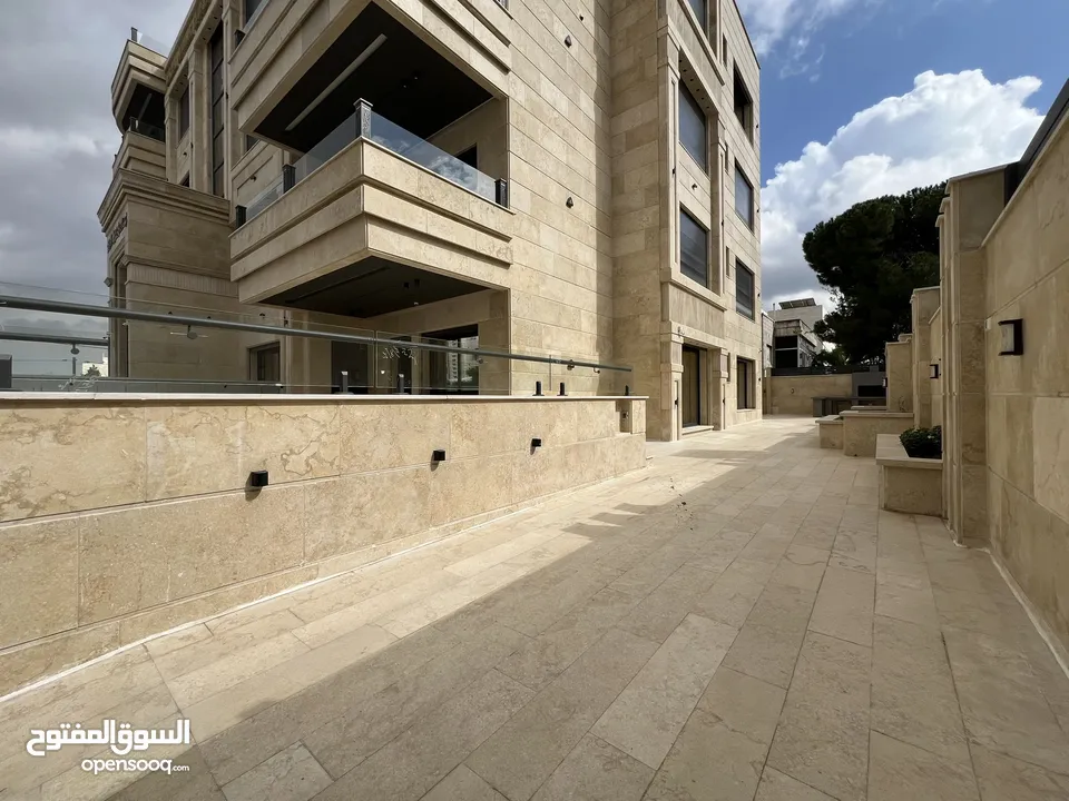 أرضية فاخرة تشطيب ملوكي 6 نجوم في أرقى مواقع الشميساني للبيع