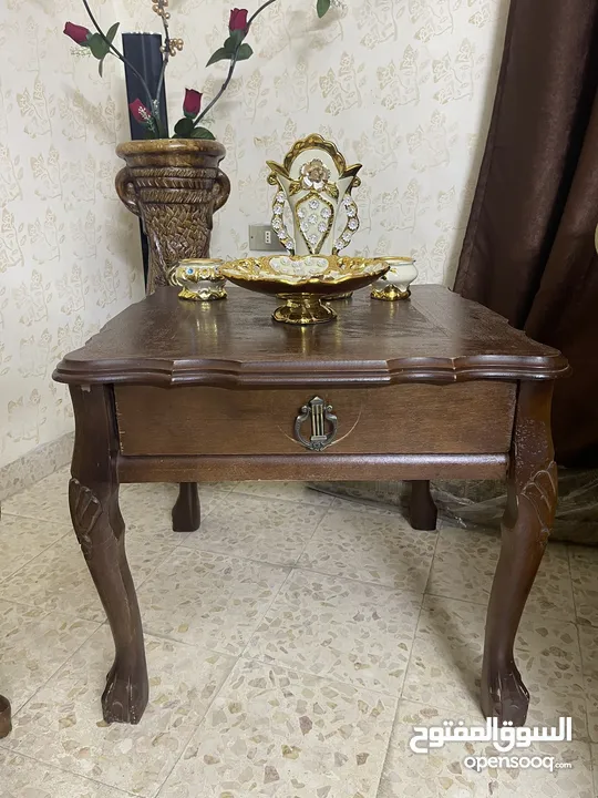 طقم كنب مع طاولاته وطاولة سفرة