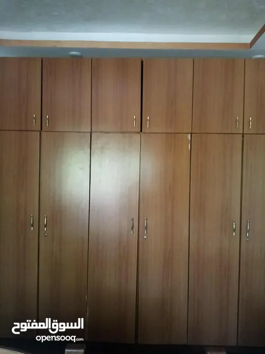 اثاث غرفة نوم خزانة ومكتب وتختين للبيع