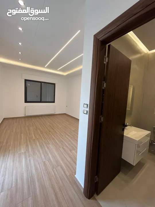 ارضية مع ترس في ضاحية النخيل تشطيب ملوكي و منطقة فلل