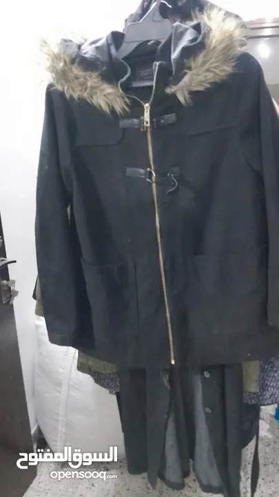 ملابس نسائية مستعملة وموجود عدة ماركات وعدة احجام