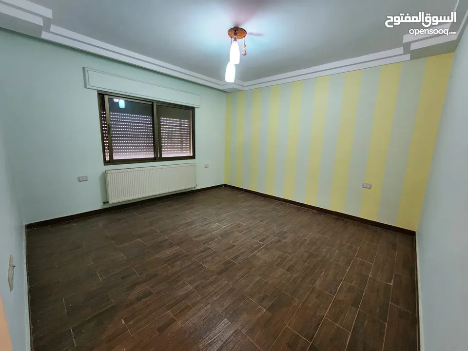 شقة مع روف منفصل فارغة للبيع في حي الصحابة - ref : 14580