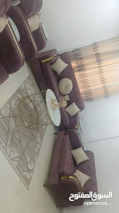 طقم كنب ضيوف مع طقم طاولات