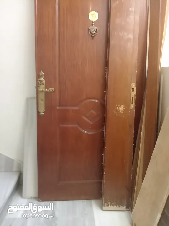 باب خشب 98*215 مستعمل معاه كل شي كامل