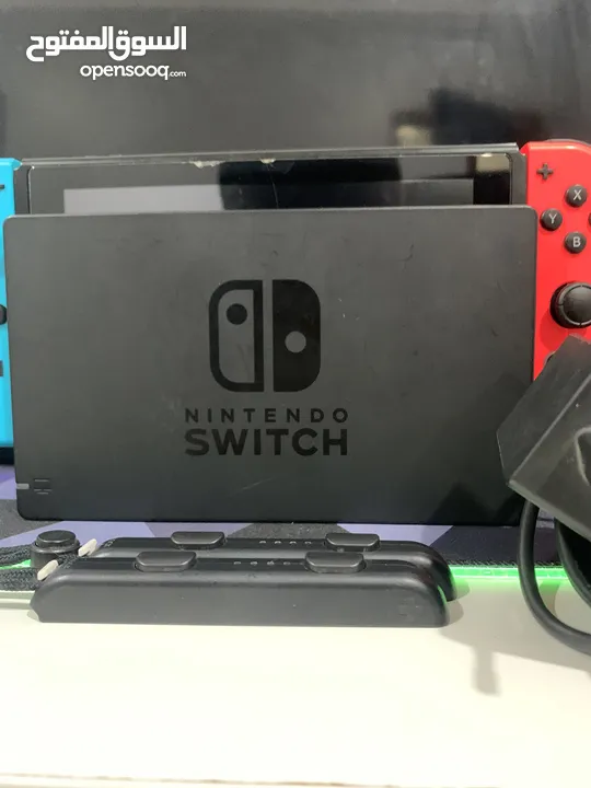 Nintendo switch مع أربع ألعاب و يده