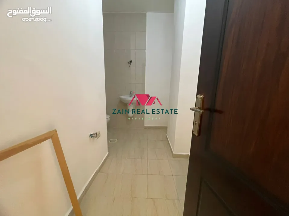شقة / للايجار / ارضية مع ترس / 4نوم / خلدا