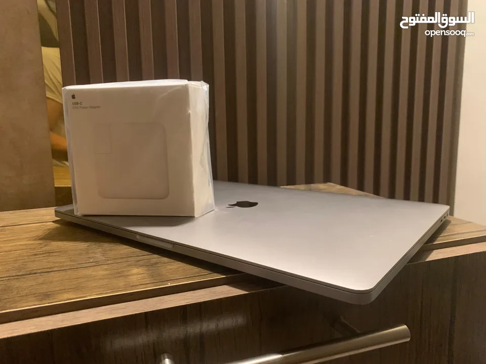 شاشة كبيرة جدا Macbook pro 16 inch  (شبه جديد مع كرتونة) شاحن جديد من ابل ومكفول بسعر مغري جدا