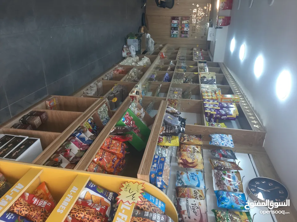 محمص للبيع بكامل عدته وديكوره وبضاعته البيع بداعي السفر المحمص يعمل بشكل جيد وقابل للتطوير والتوسيعو