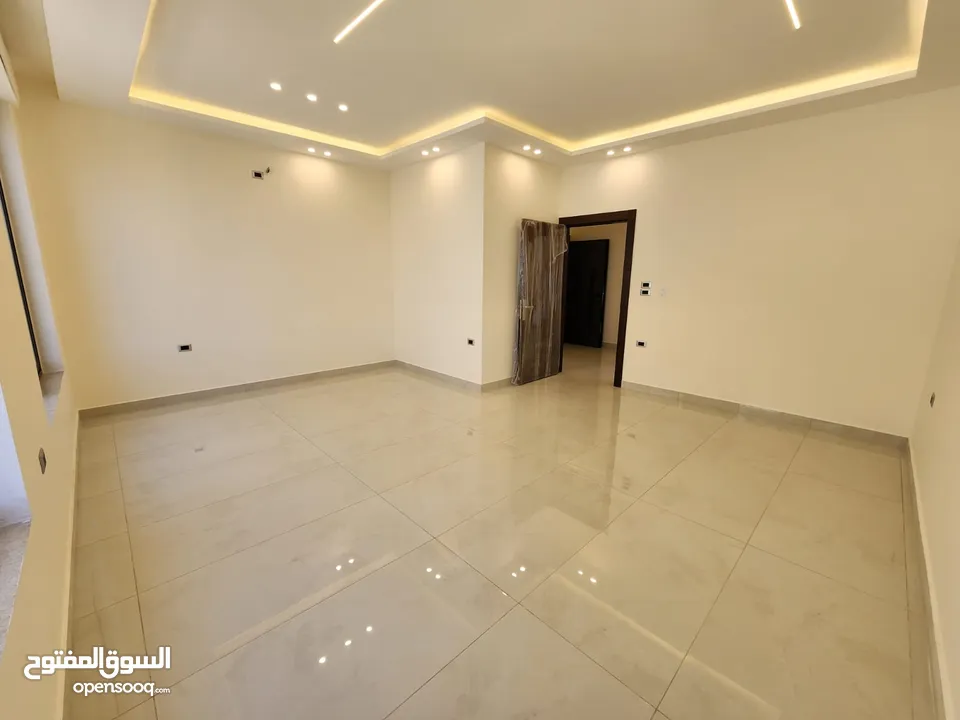 شقة فارغة للبيع في دابوق - REF:14658