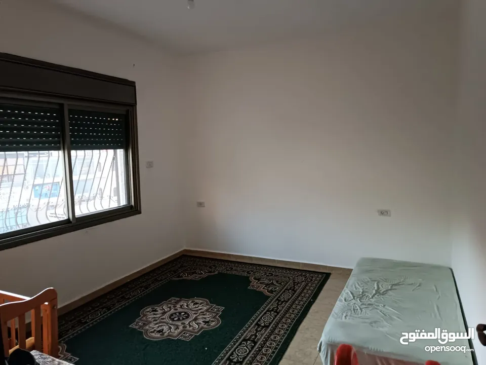 شقه واسعه  مميزه مطله على شارع رفيديا الرئيسي قريبه من. جميع الخدمات