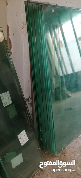 ديكور محل من رفوف سكريت وزوايا وستاندات