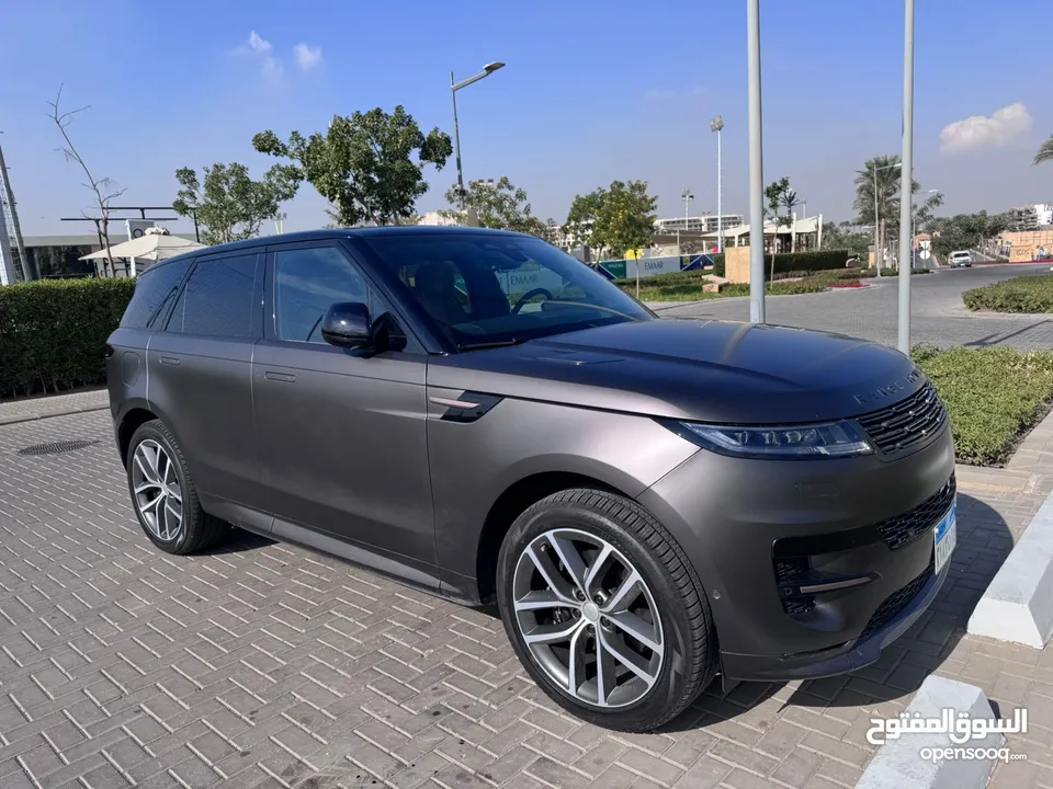 للبيع Range rover sport 2024 وكيل ، SE Mt l.  P400 حصان    موتر بنزين  بضمان الوكيل . لسه معمول لي