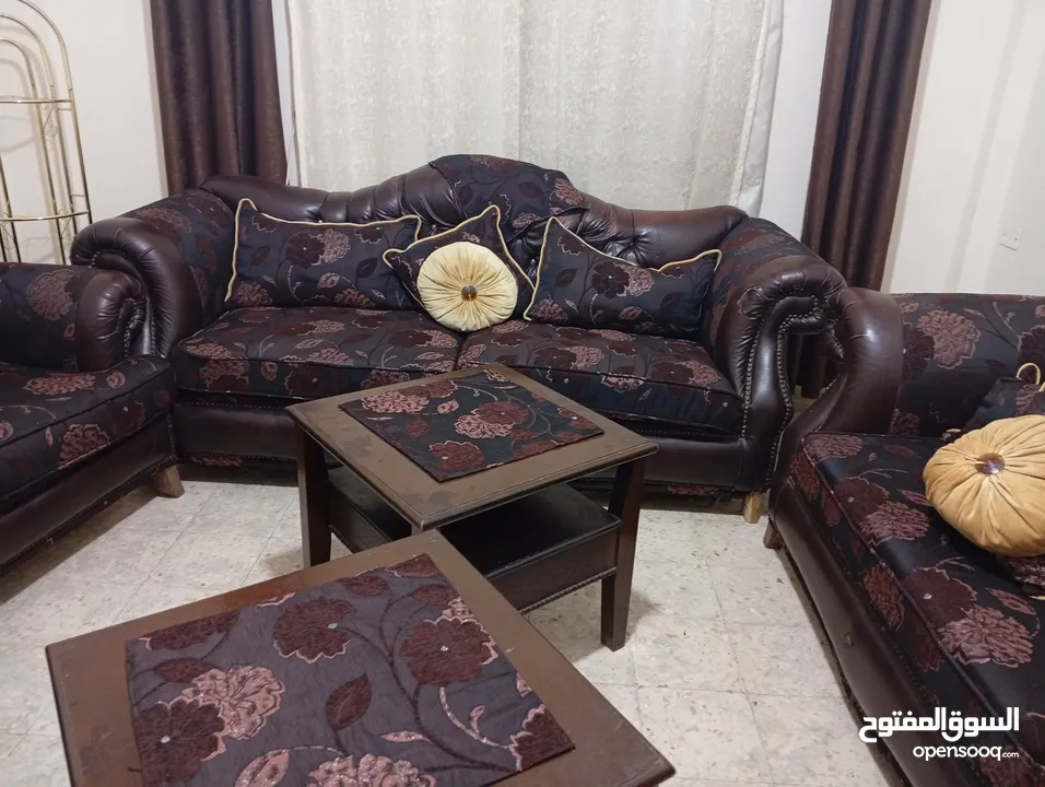 طقم كنب مع طاولة سفرة واربع كراسي