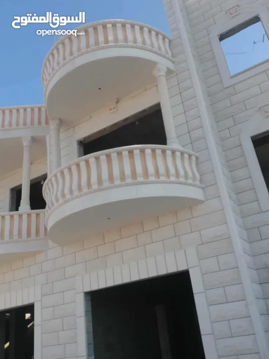 ارض مع عقار للبيع