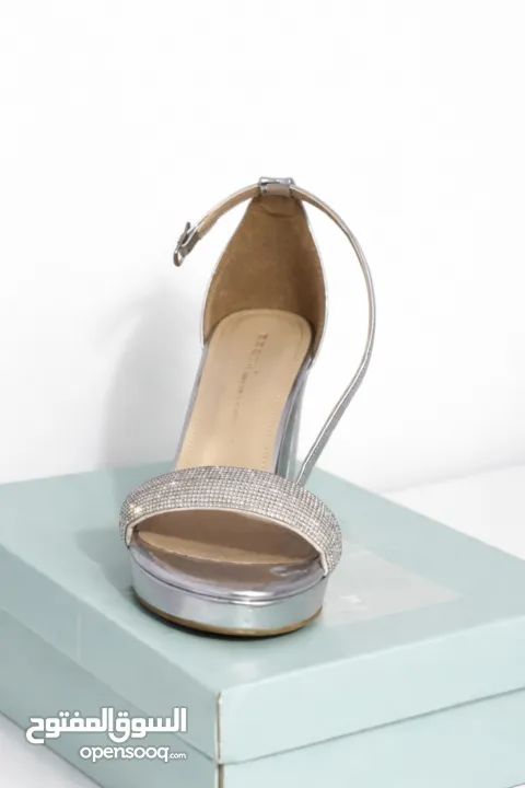 كعب نسائي أنيق باللون الفضي نمرة 83