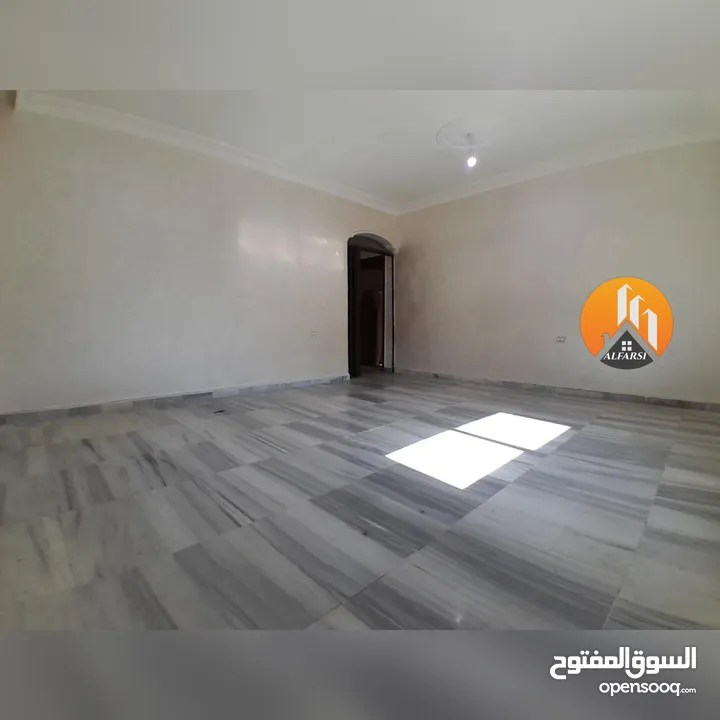 شقة طابق اول مع بلكونة ومصعد للإيجار في افضل وارقى المواقع في ضاحية الاقصى واسعة