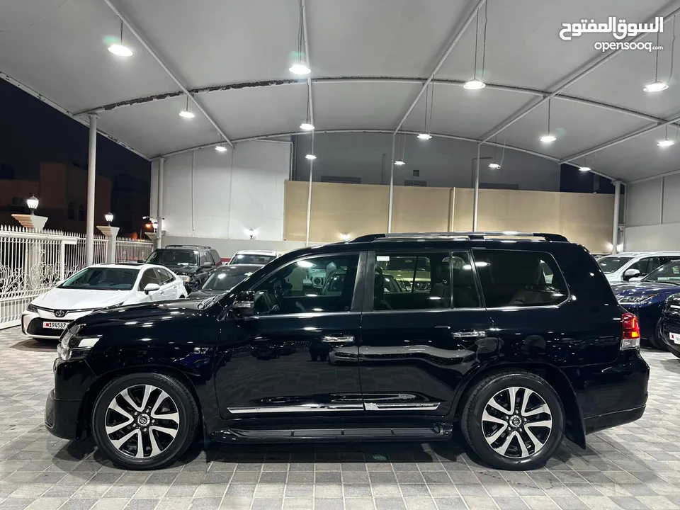 Land Cruiser VXS Black Edition