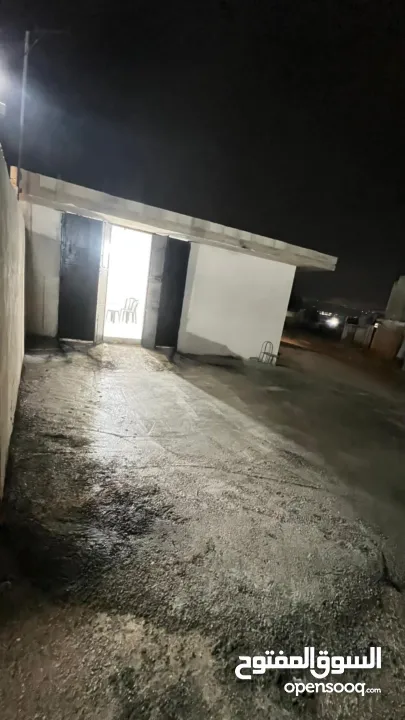 مخزن واسع للايجار مع رمبة بسعر مناسب