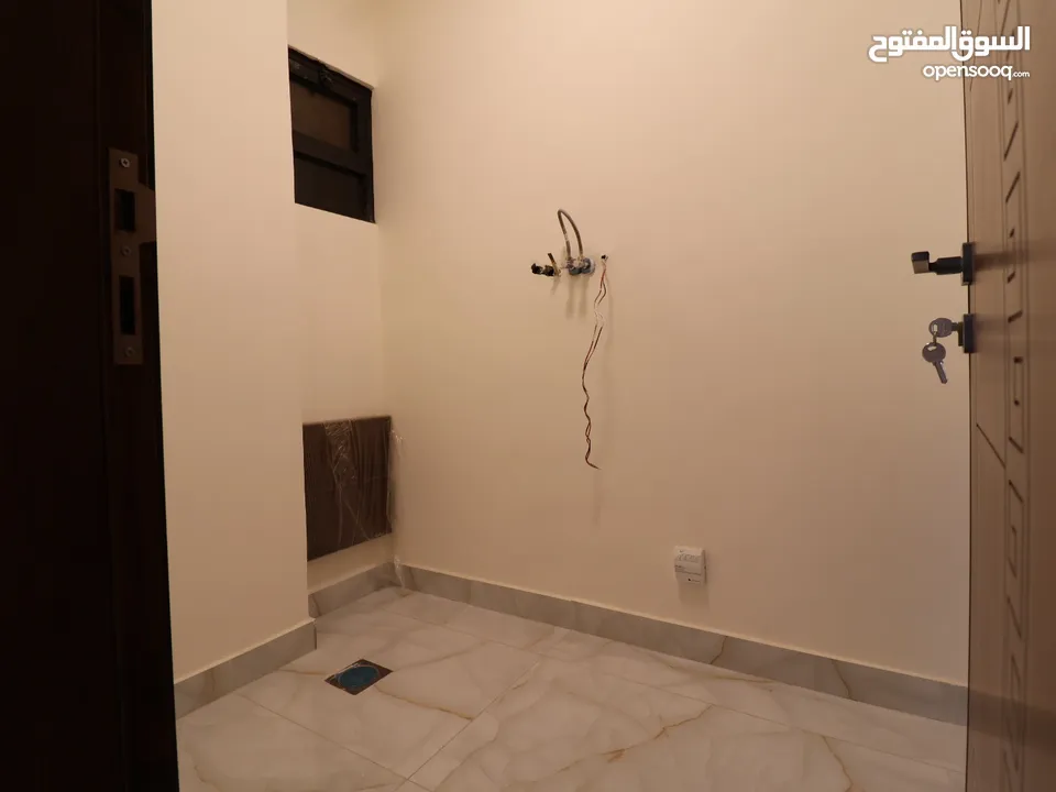شقة دوبلكس طابق أخير مع روف مساحة (215)م الداخلي (100)م الخارجي في أرقى مناطق (أم حجير) شفا بدران