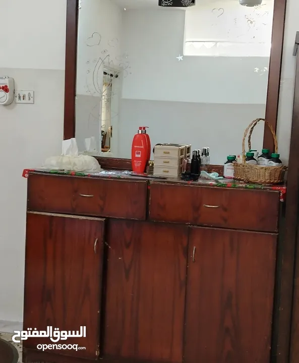 اثاث منزل للبيع خشب اصلي بسعر مناسب لمعرفة سعر الاثاث يرجى ارسال صورة عن القطعة واستفسار عن السعر .