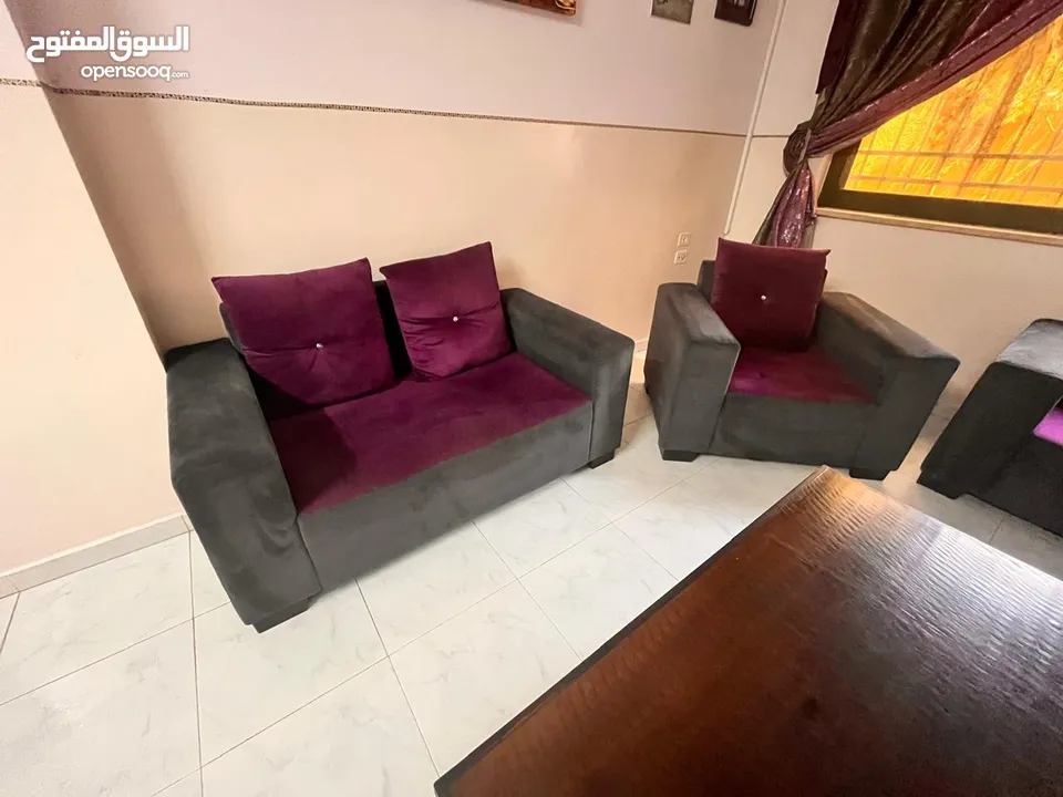 اثاث مستعمل بحالة جيدة (طقم كنب/ طاولة سفرة/ مزنون/ طاولة وسط/ براويز/ برداي)