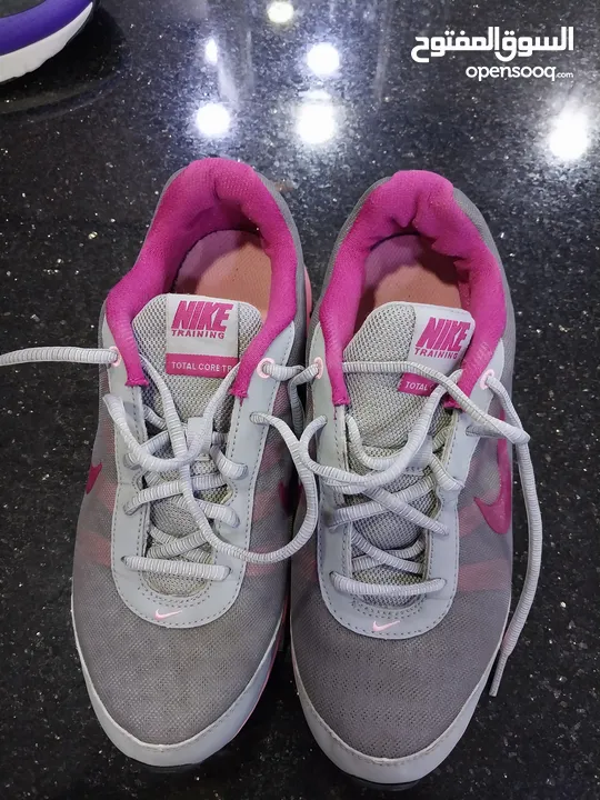 حذاء رياضي نايك NIKE للمشي والجري لمسافات طويله مريح جدا اصلي مقاس 39 استعمال خفيف بحال الوكاله مريح