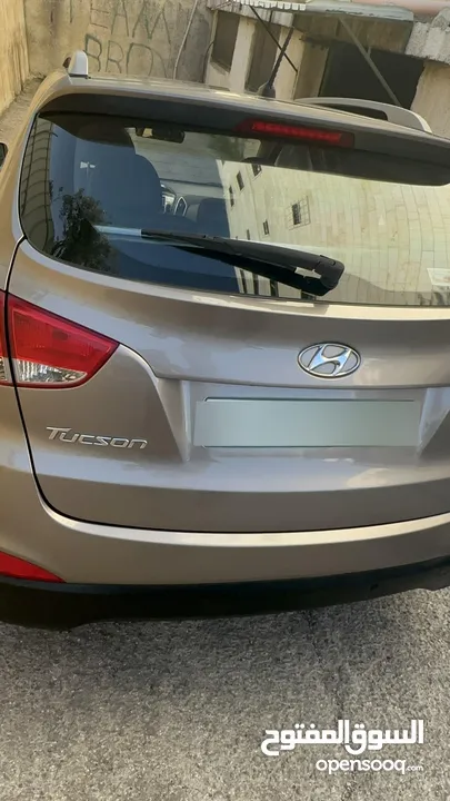 2009 ‏Hyundai توسان LX20 اربع ابواب، اللون فيراني، الكراسي جلد والسيارة 92,000 كيلو فقط وبحالة رائعة