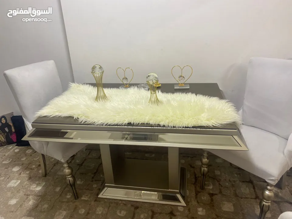 طاولة سفرة مع اربع كراسي
