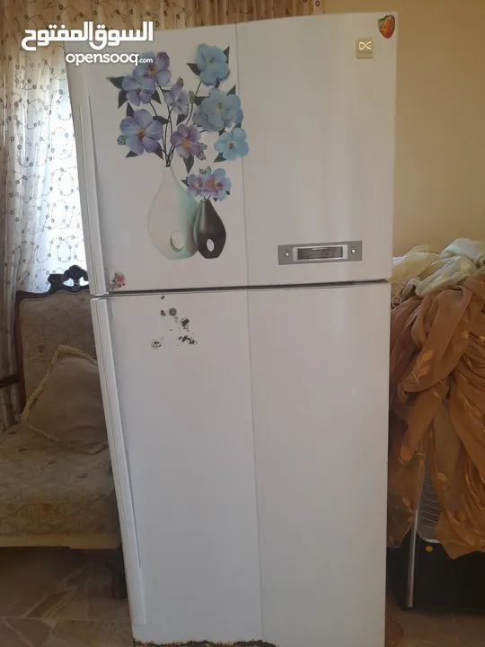 ثلاجه حجم كبير نظيفه كثير وما عمرها تصلحت شبه جديده من الداخل والخارج بحاجه ل مزيل صدأ  فقط لا غير