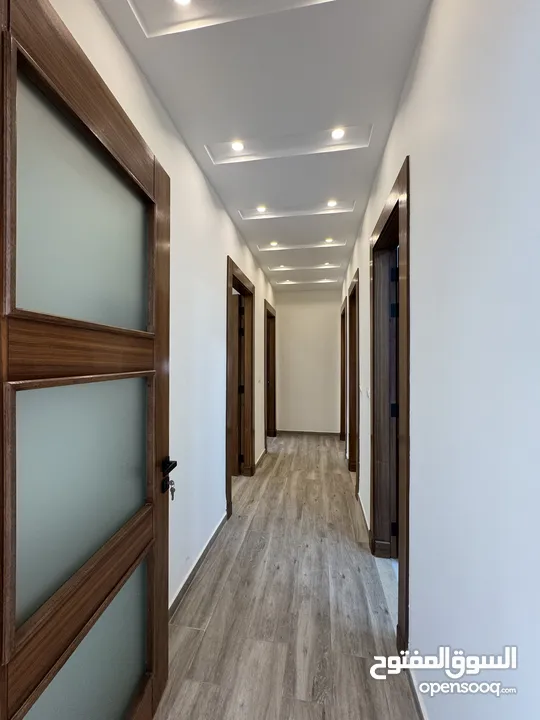 شقة مميزة طابق اول مساحة 214 م بتشطيبات مميزة باجمل مناطق رجم عميش مع بلكونات بنظام ترسات