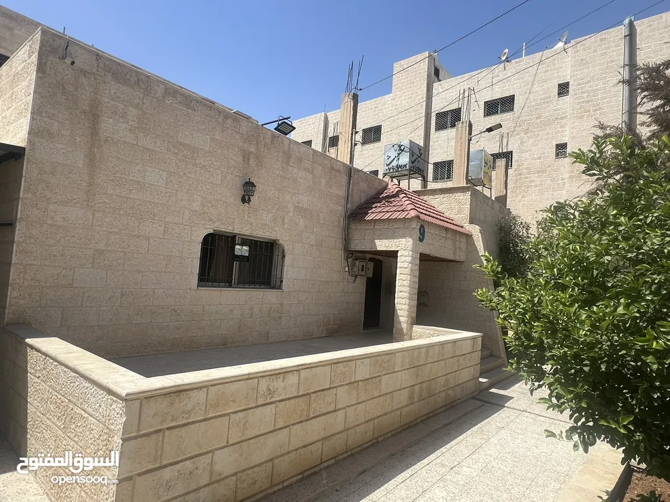 منزل مميز للبيع((مرخص تجاري))الزرقاء حي الجندي ارض550م البناء 200م عداد كهرباء2 عداد مياه2