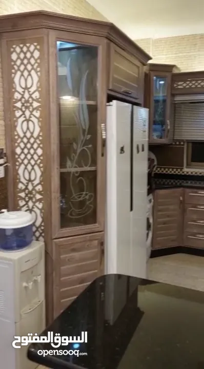شقة طابقية للبيع خلف الواو و الونك و مسجد المهتدون الزرقاء الجديدة.. لعائلة مغتربين استعمال قليل